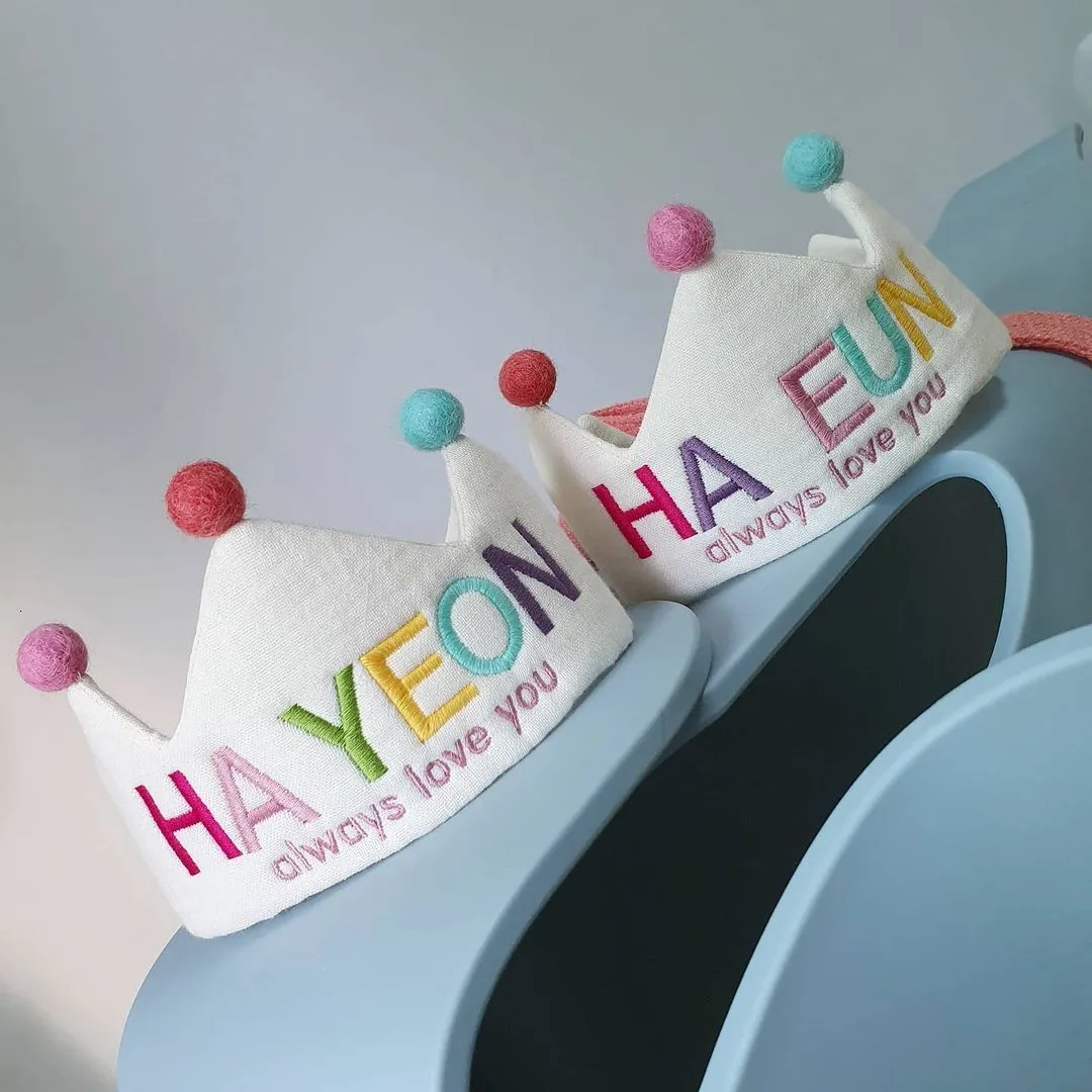 Haarschmuck Kindergeburtstag Hut Unisex Jungen Mädchen Weicher Stoff Stickerei Kundenspezifischer Name Ball Krone Partyhut Kappen Maßgeschneiderte Requisiten 230421