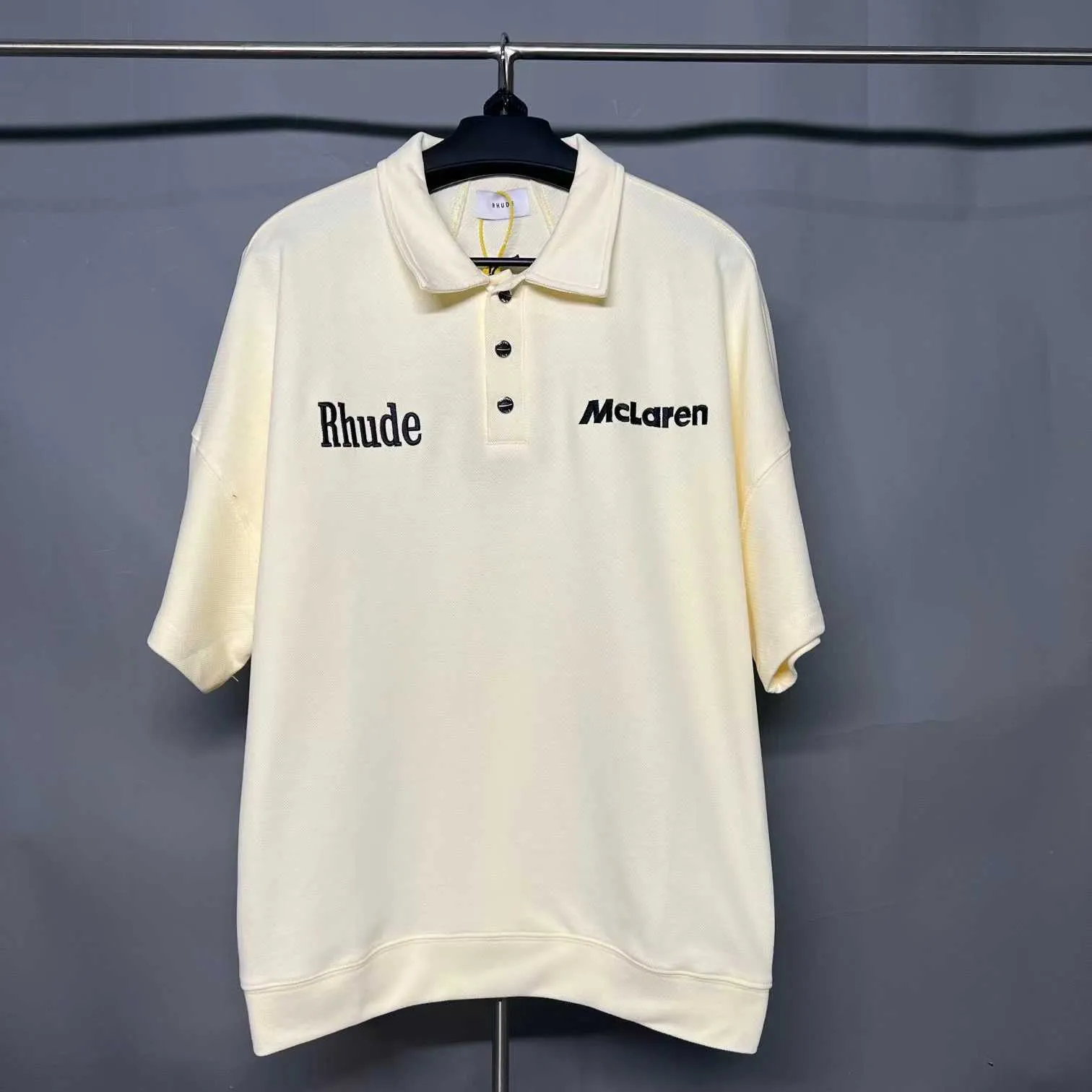 Modne ubrania od projektantów Koszulki Koszulki Rhude x Mclaren Co Markowe nas Haft alfabetu Sport Casual Polo Pullover T-shirt Topy Streetwear Luźny Hip hop