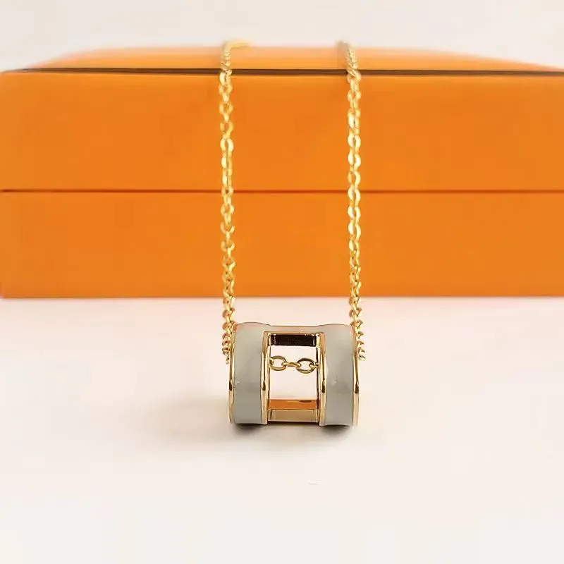 Collane di design con ciondolo d'amore per donna Collana con lettera in oro Design gioielli Colorfast ipoallergenico