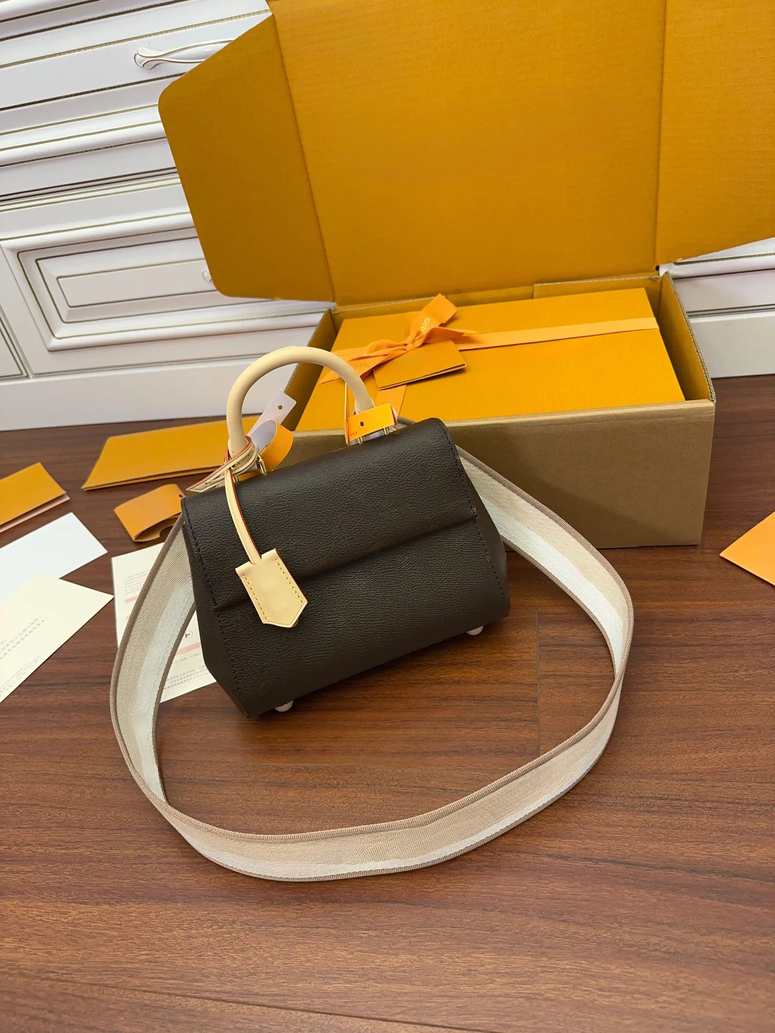 DHgate Womens Leather Crossbody Tote Bag Designer Hobo Bucket Bag Luxury Brand Fashion Handbag Christmas Gift Bag Bags Luggage Accessories