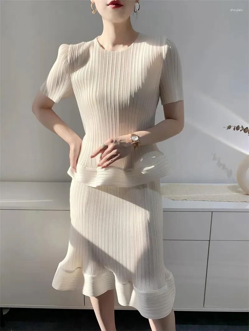 Vestidos de trabalho Miyake terno plissado feminino 2023 verão cor sólida em torno do pescoço mangas curtas top cintura alta saia casual conjunto de duas peças mulheres
