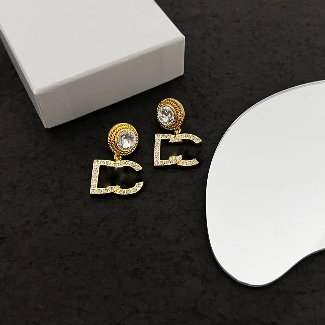 2023 Mode nouveau designer balance boucles d'oreilles boucles d'oreilles lettre de luxe incrustées de diamants élégant et généreux seiko design mode tout sans boîte