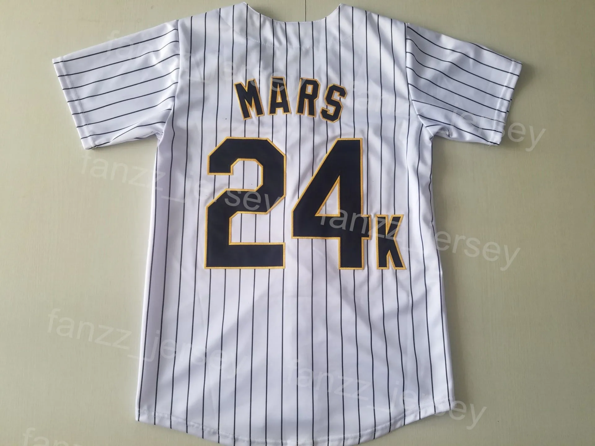 野球のモーヴィーフーリガン24Kブルーノマーズジャージの男性