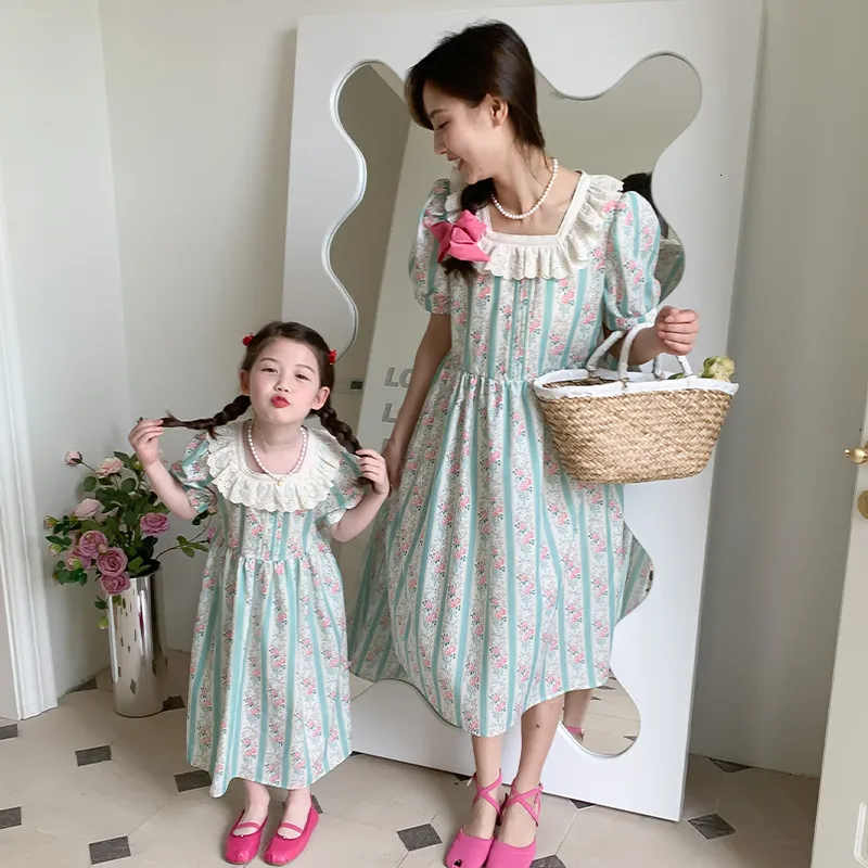 Dopasowanie rodzinne stroje mama i córki Summer równy sukienkę w stylu francuskiego ogrodu mama i dziewczynka pasują do tych samych ubrań Kobiety kwiatowe sukienki 230421