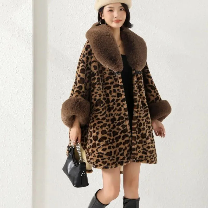 Giacca in pelliccia da donna invernale allentata con motivo leopardato colletto mantello scialle cappotto in peluche ispessito mantella stile pipistrello