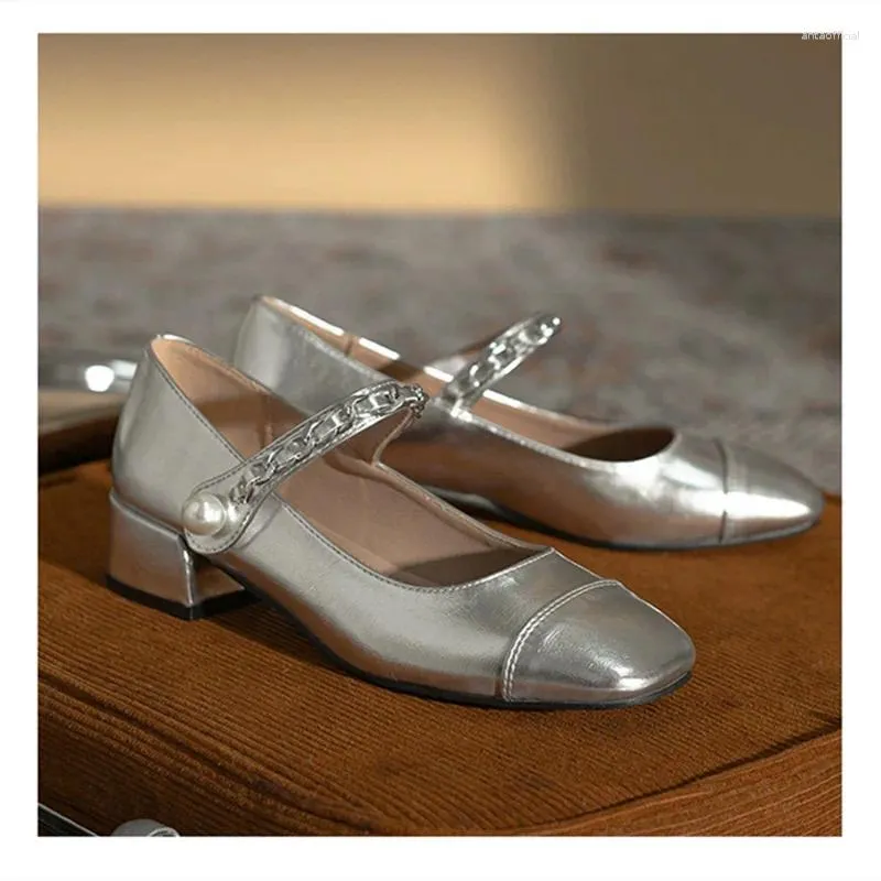 Klädskor damer pumpar kvinnor Mary Jane Silver patent läder kvinnliga sandaler bakband låga hälen