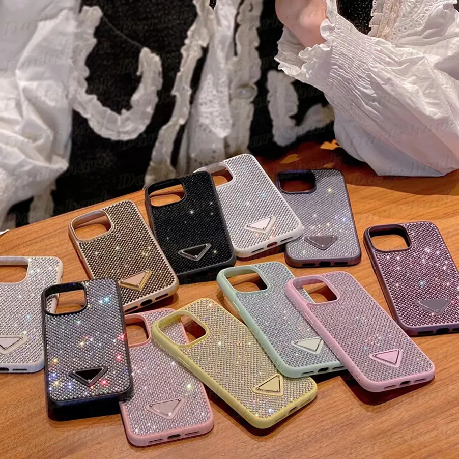 Klassisk triangel telefonfodral glitter bling designer för iPhone 15 14 plus 13 12 pro max 11 plast strass kristall rygg dekoration täcker glansig skal