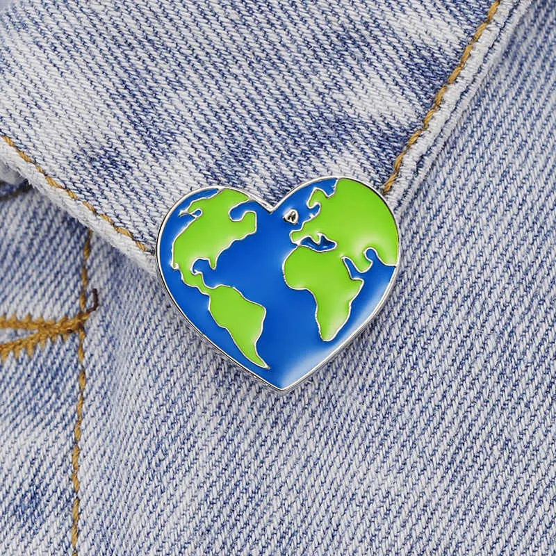 Stift brosches green earth heart world map etikett stift legering brosches hatt klädpåse emalj stift rese minnesmärke unisex smycken gåvor z0421