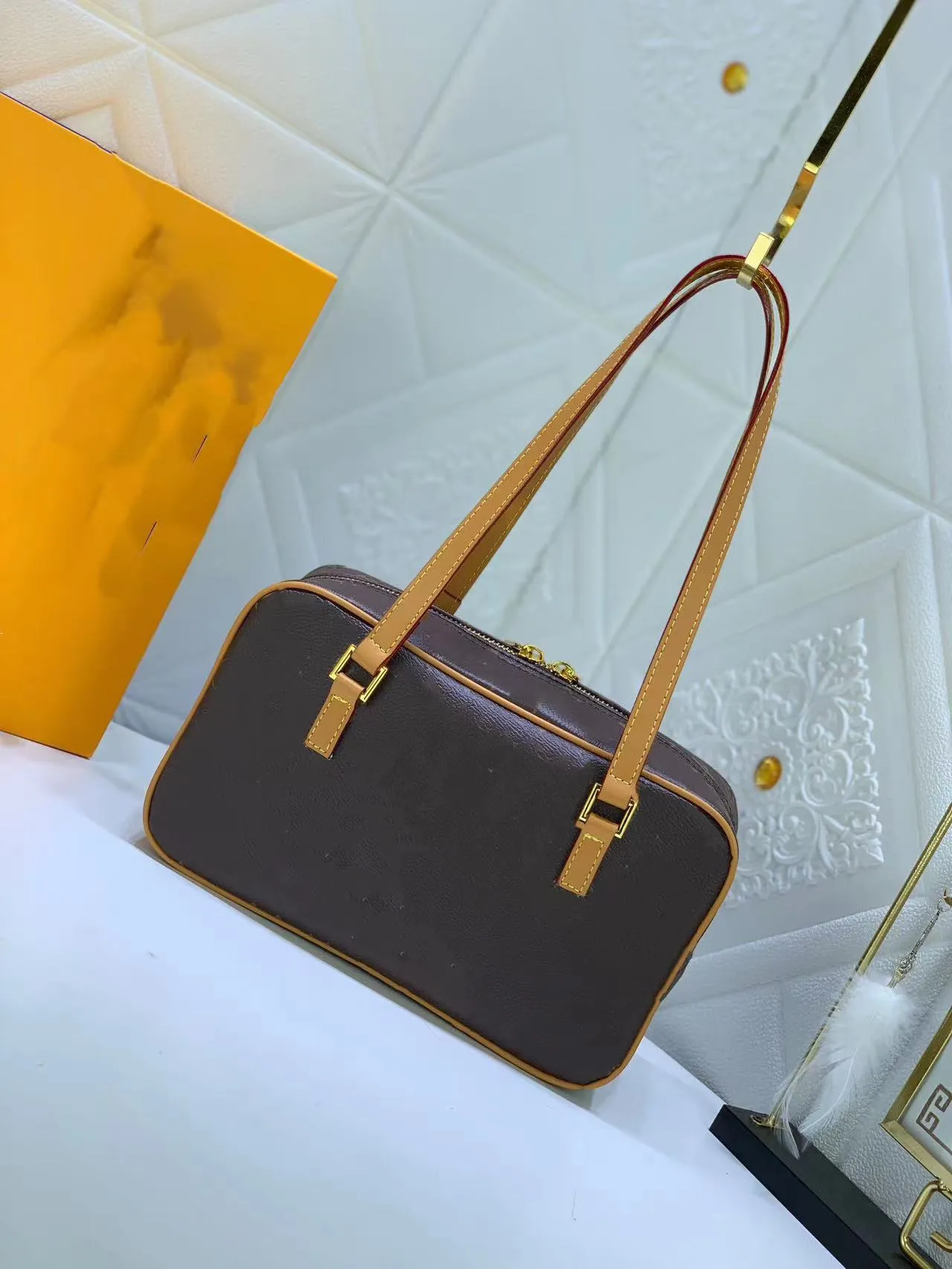 Skórzane luksusowe designerskie torby na skórzane torby portfel Małe torbę luksusowe designerskie karty torebki i inne przedmioty osobiste w połączeniu z wygodnymi paskami na ramię 02023
