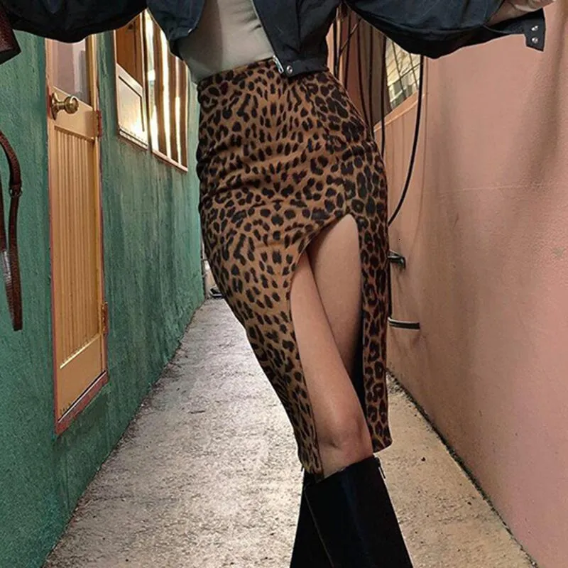 Saias de malha de leopardo estampa de fenda alta meia saia 2023 Primavera Europeia e American Feminino Sexy Spice Slim Short 230420