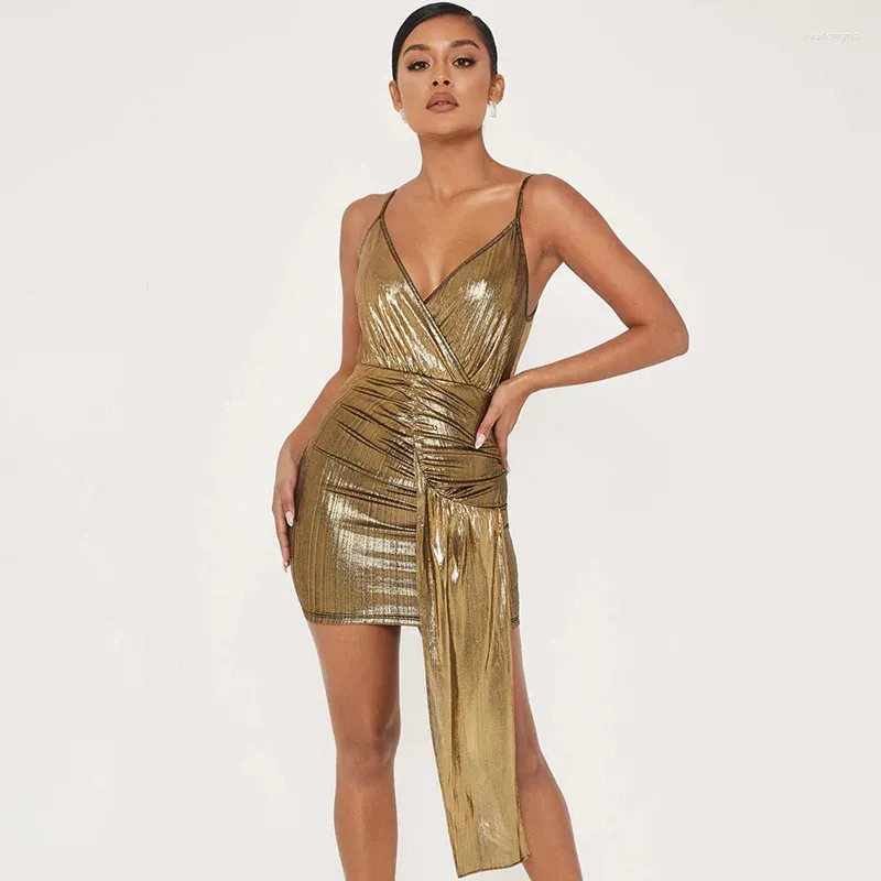 Robes décontractées BKLD 2023 Mode d'été Gold Sexy Robe métallique sans dos Femme V-Col V-Col Spaghetti Strap Bodycon Noël Court Mini Wrap