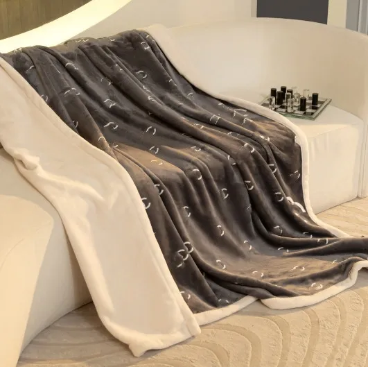 Coperta di flanella di cotone europea stampata di moda di lusso a prezzi accessibili Divani da ufficio Coperta per pisolino Copriletto Coperta Camera con aria condizionata Coperte calde all'ingrosso