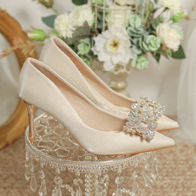 Klänningskor Kvinnor Crystal Square Buckle High Heels Pumpar ELEGANT SILK THINHELED Wedding Shoes Woman Slip On Pointed Toe Dress Shoes 230421