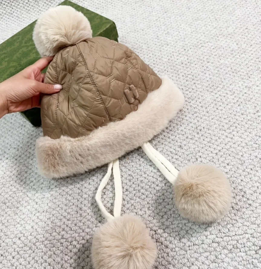 Cappello paraorecchie con palla di pelo stile coreano Cappello invernale femminile Ispessimento termico e antivento Cofano in peluche Viaggio all'aperto Ciclismo Protezione dal freddo Colbacco