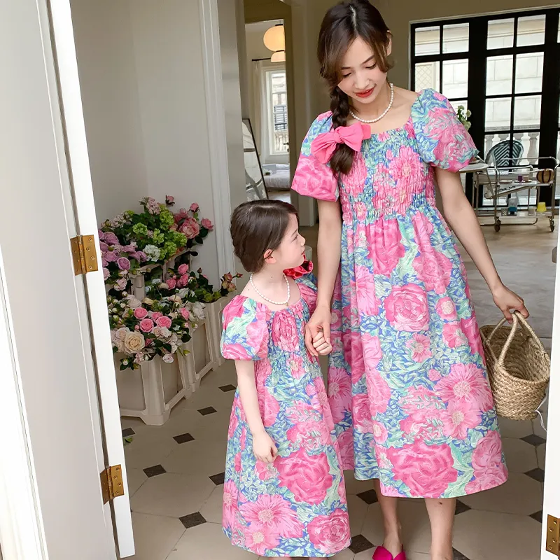 Dopasowanie rodzinnych strojów letni kwiat Family Dopasowanie ubrań Rodzina wyglądam i córka sukienka dla dzieci stroje dziewczynki sukienki kwiatowe plażę koreańską 230421