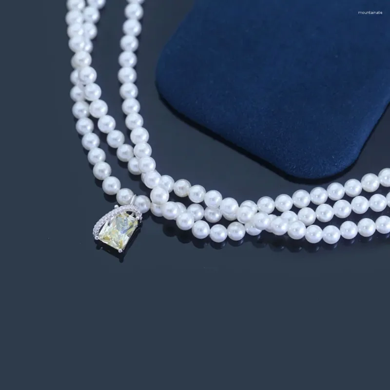 Catene Collana di perle a tre strati di zucchero quadrato dorato. Regalo di San Valentino sovrapposto squisito ed elegante di alta classe