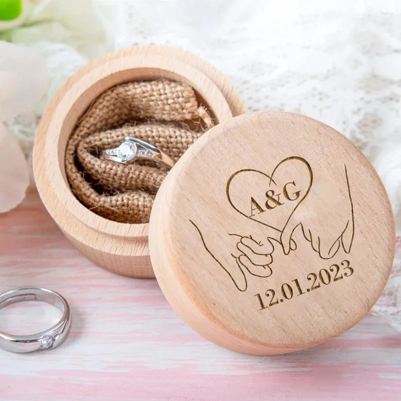 Party Supplies Personlig rustik bröllop träringbox Holder Custom Bride Groom Name Datum Bärarnas engagemang Anniversary Valentine Gift