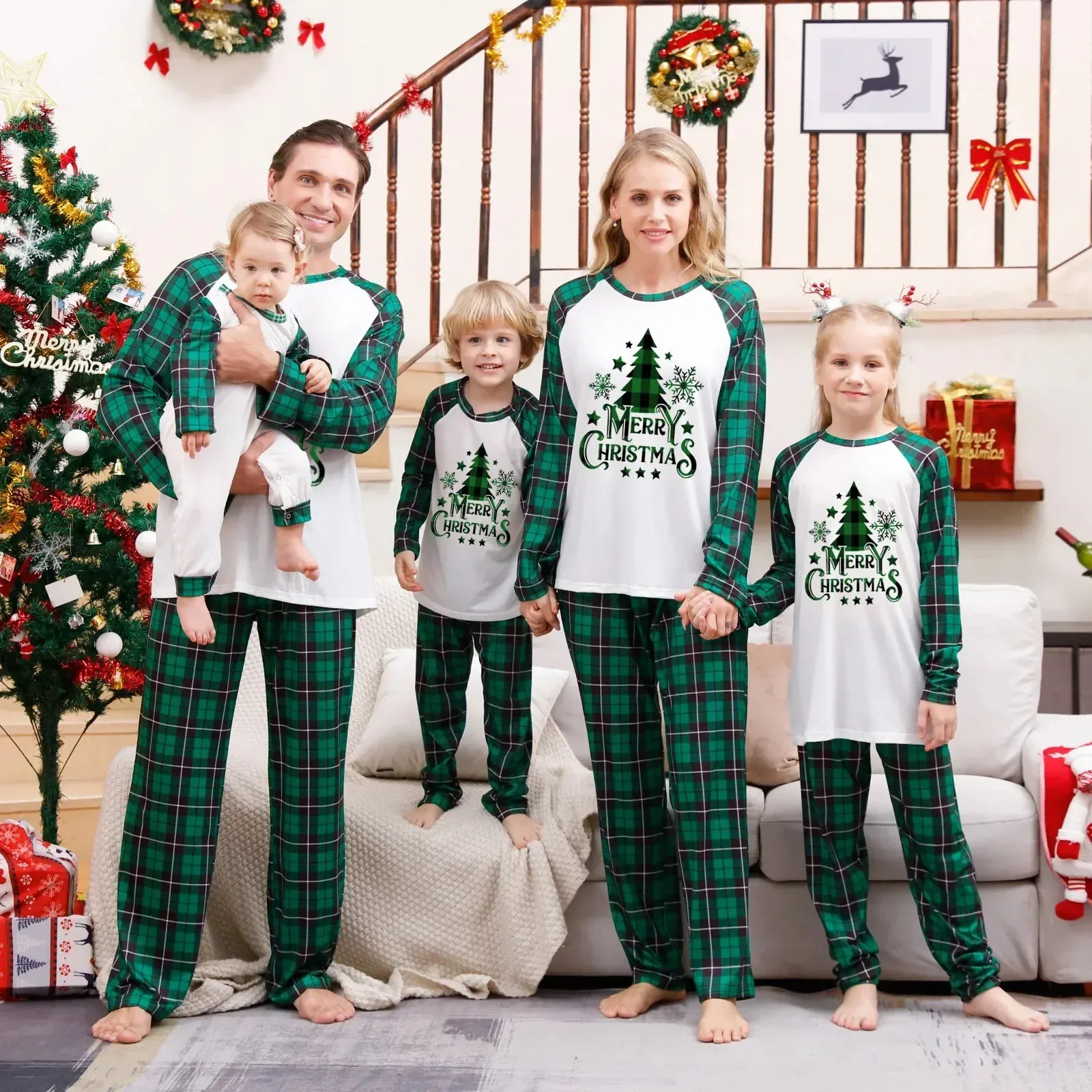 Passende Familienoutfits „Merry Christmas Green Tree Plaid Print Pyjamas Set Erwachsene Kinder Passende Outfits Baby Strampler Weihnachten Familienlook Lässige weiche Pyjamas 231121