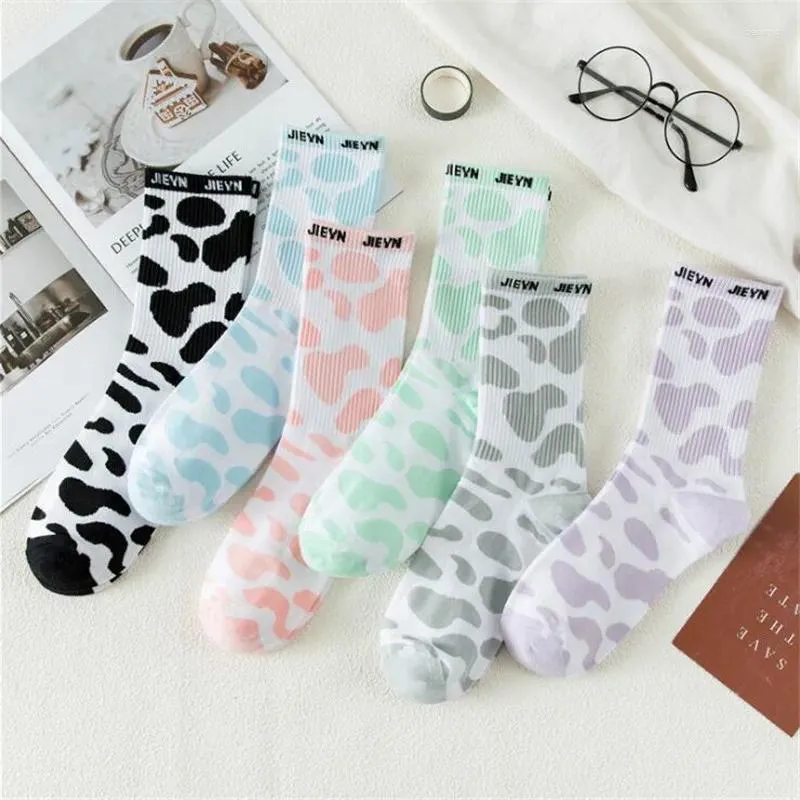 Kadın SOCKS 2023 Japon Kızlar Harajuku Hayvan Sütü İnek Baskılı Mürettebat Kadın Kış Sıcak Kawaii Kaykay Sokak Giyim