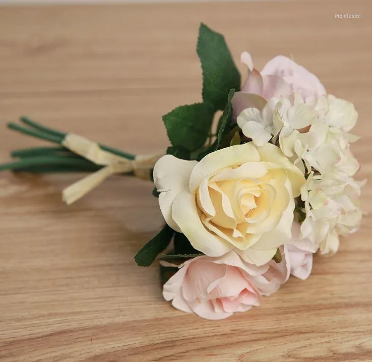 Dekorativa blommor K16157 Peronas Rose Bouquet Wedding Silk Flower Bonsai Artificial Valentine's Day Rabatt