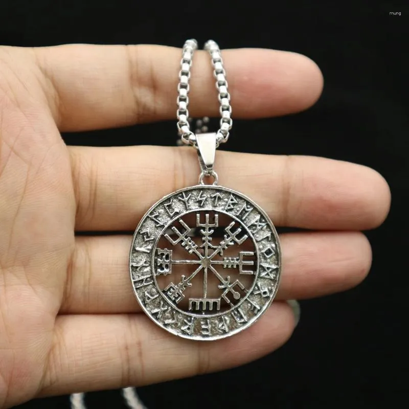 Collane con ciondolo Vichinghi norvegesi Rune di Odino Simbolo Vegvisir Uomo Bussola Gioielli con catena in acciaio inossidabile da 24 pollici