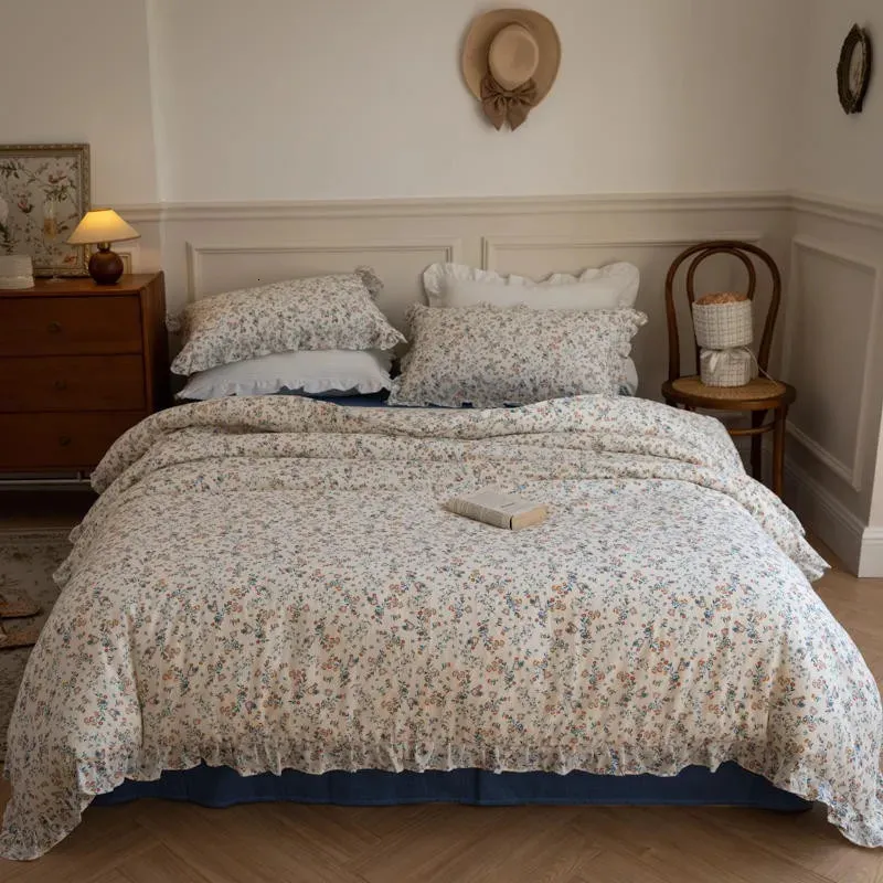 Conjuntos de ropa de cama Hilo de doble capa 100 algodón Juego de funda nórdica floral Sábana Fundas de almohada Suave y transpirable Edredón con volantes 231121