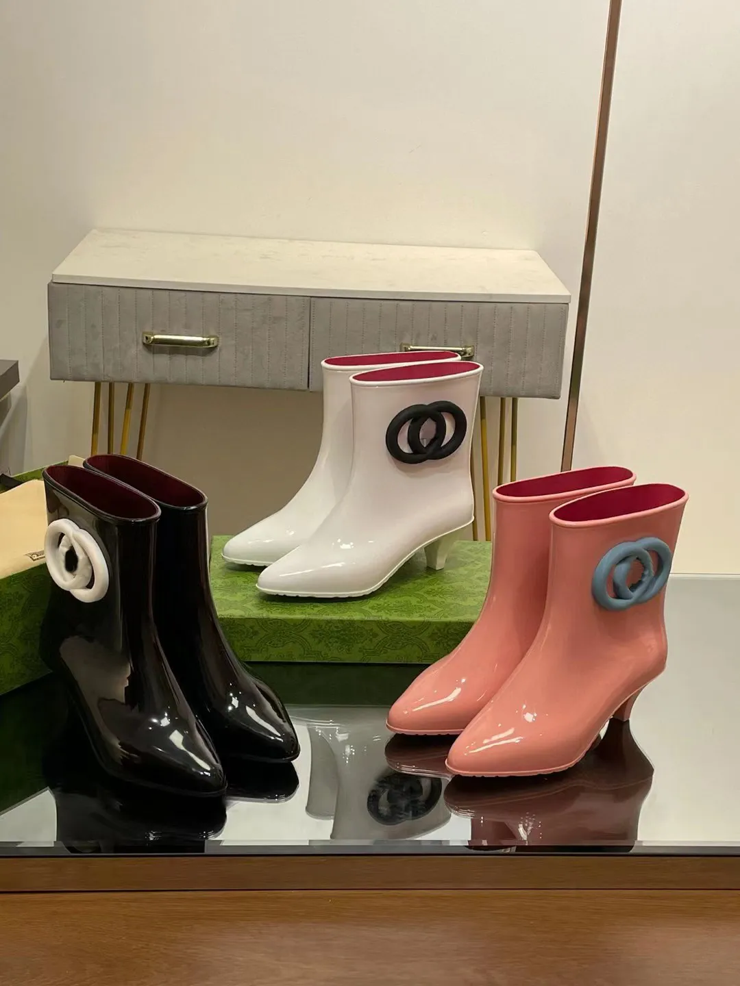 Doces coloridos impermeáveis saltos baixos Top Quality Fashion Boots Luxury Designer Boots Kitten-Heel Rubber Rainboots Dedo apontado Slip-On Ankle Boots