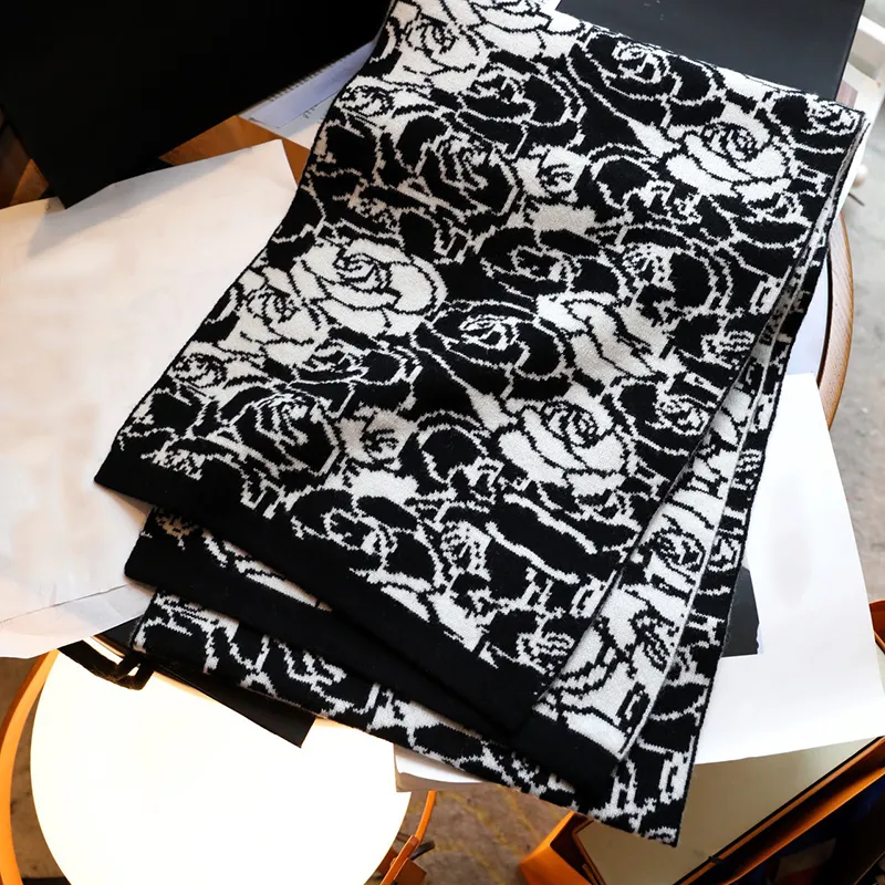 Luxury Designer Floral Cashmere Scarf Soft Warm and Stylish Pashmina for Women 2024 Hottest Selling Item