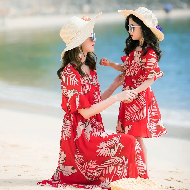 Abiti coordinati per la famiglia Abiti estivi per la madre e la figlia Stampa a maniche corte in chiffon rosso Abito da spiaggia per mamma figlia Vestiti per mamma e me 230421