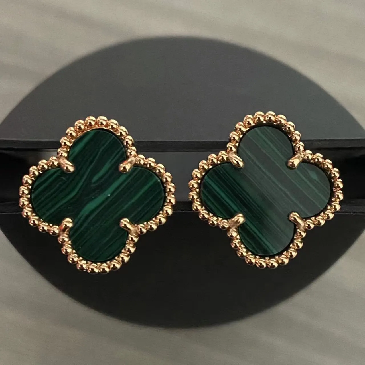 Designer Clover Studs Brinco Vintage Quatro Folhas Trevo Charme Brincos Voltar Madrepérola Aço Inoxidável Ouro Studs Ágata para Mulheres Casamento Jóias Presente 1