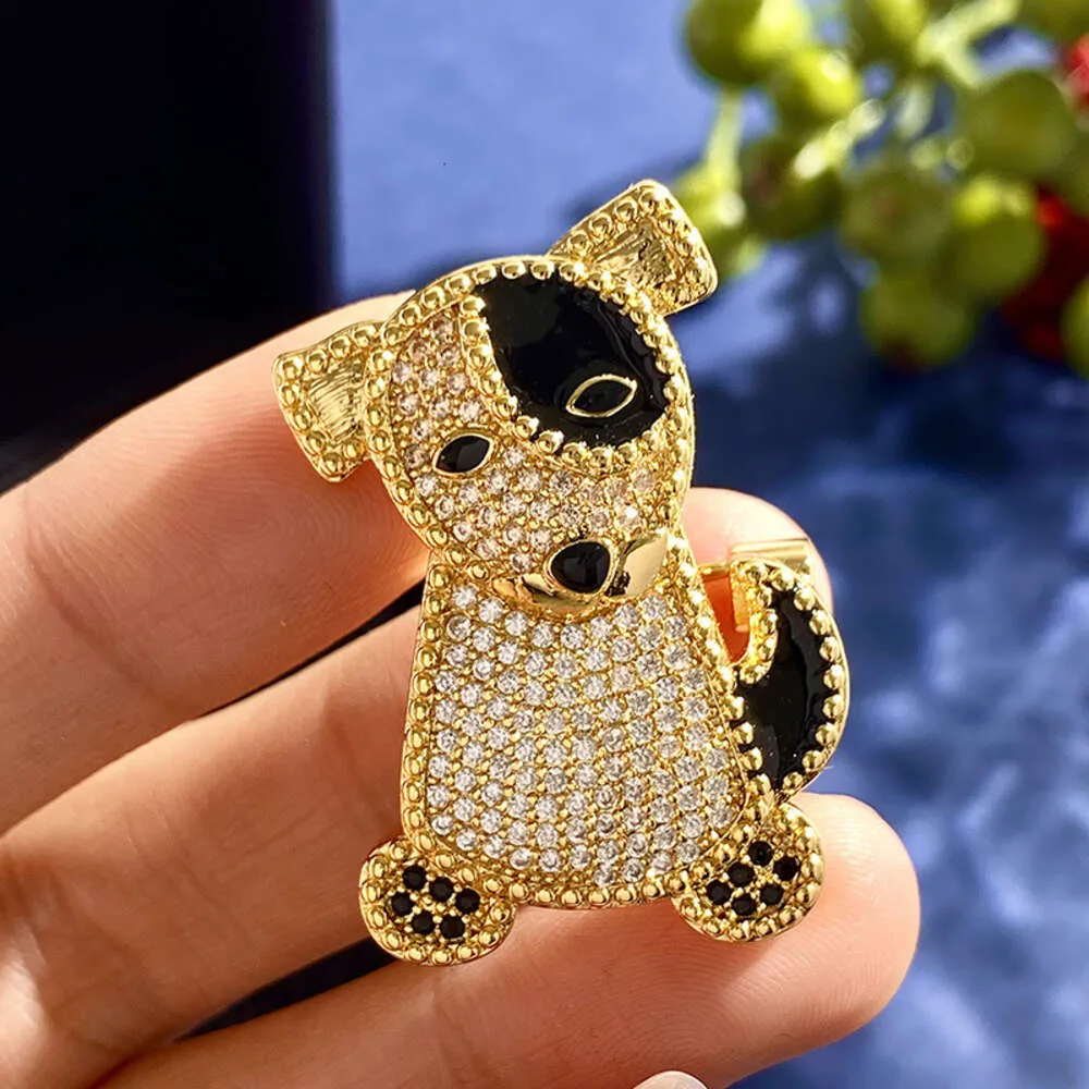 Desginer trèfle Fanjia's même métal plein diamant chiot broche luxueux Anti boucle errante dessin animé Animal broche accessoire