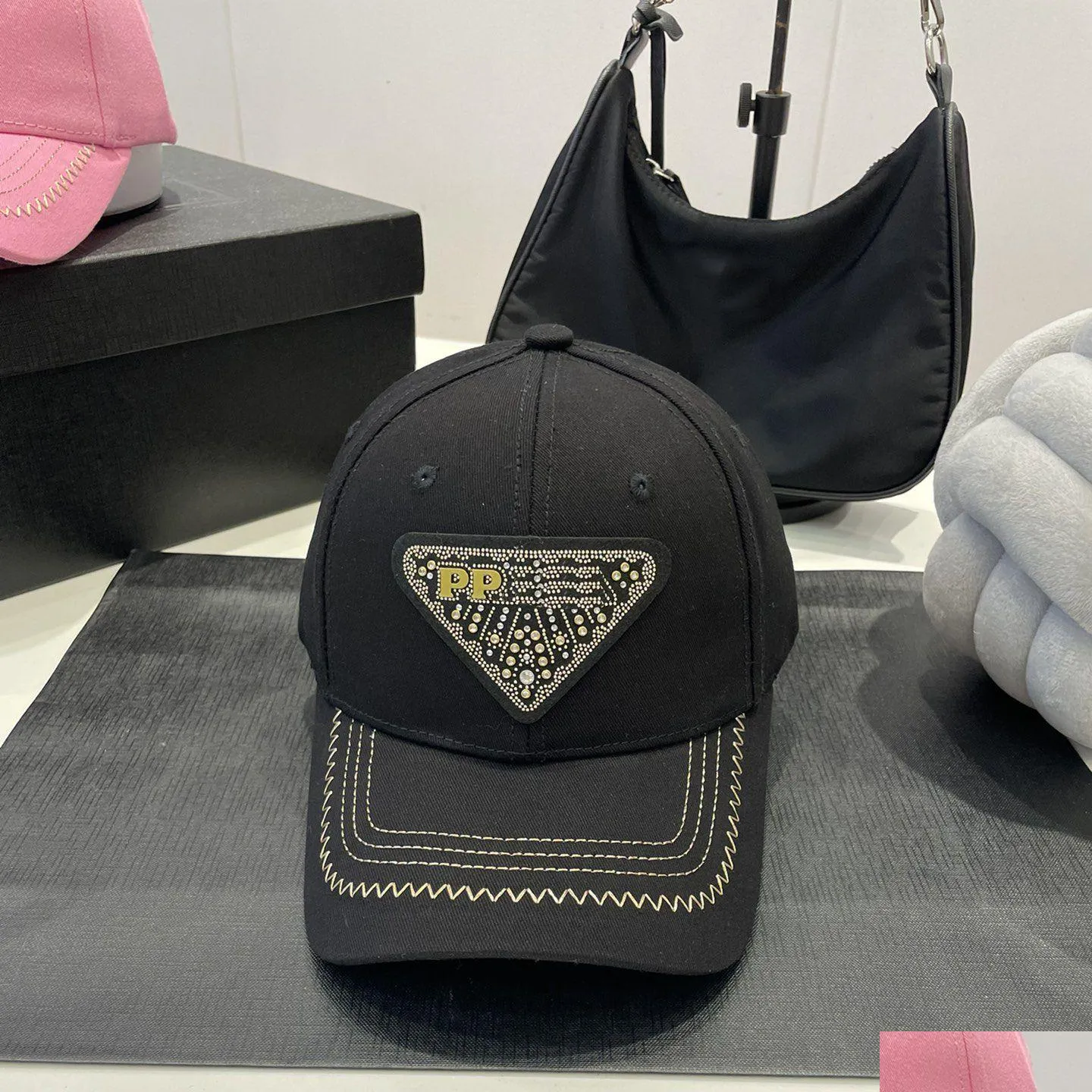 Ball Caps Tasarımcılar Şapka Beyzbol Kapağı Casquette Rhinestone Büyük Üçgen Lüks Klasik Moda Kadınlar ve Erkekler Güneşlik Sports Outtoo Dhcxo
