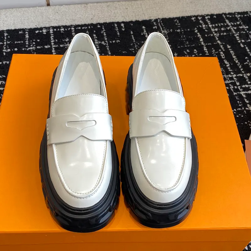 Nieuwe Dames RECORD Geklede Schoenen Luxe Designer Merk Letter Bloem Hak Navigatiestijl Keten Klassieke Loafers Schoen Rubberen Dikke Zool Non Slides Dames Kalfsleer Schoen