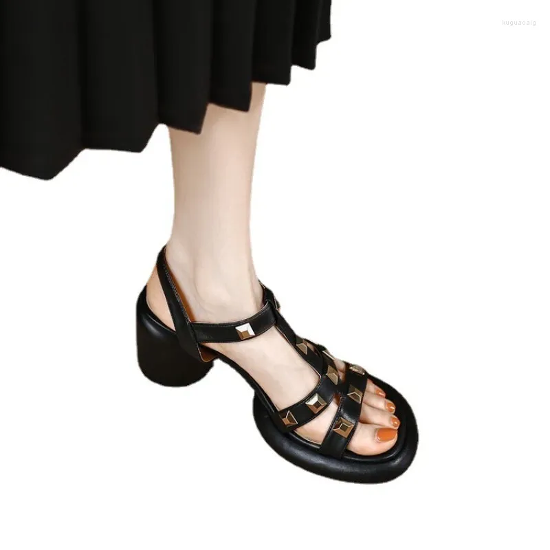 Sandálias moda casual plataforma rebite feminino 2023 verão feminino francês cor sólida romana sandalias de salto alto