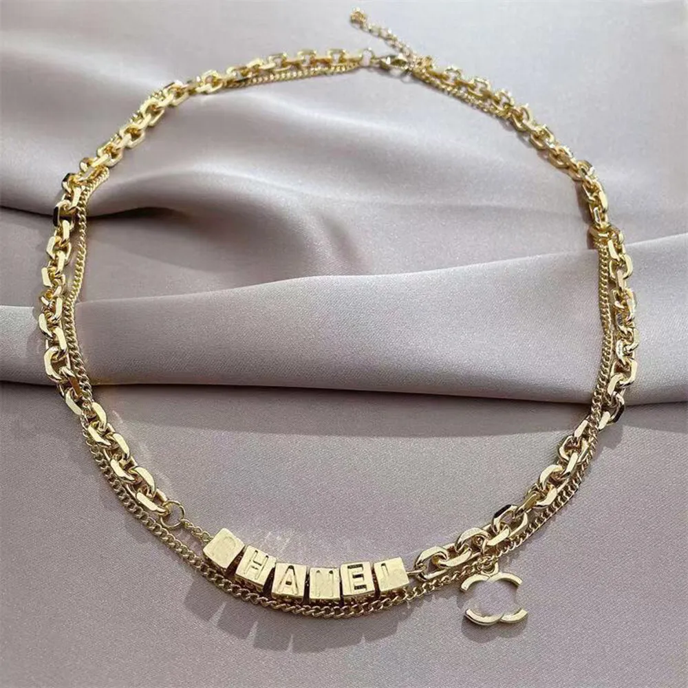 Moda Donna Lussuosa Collana di design Girocollo Catena con pendente Placcato oro 18 carati Acciaio inossidabile Lettera quadrata Collane Accessori per gioielli da sposa A444