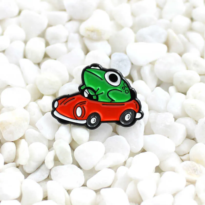 Pins Broschen Frosch, der rotes Gasauto fährt Emaillebrosche Cartoon-Tier-niedliches Abzeichen Denim-T-Shirt-Rucksack-Persönlichkeitsstift Senden Sie Kindergeschenke Z0421