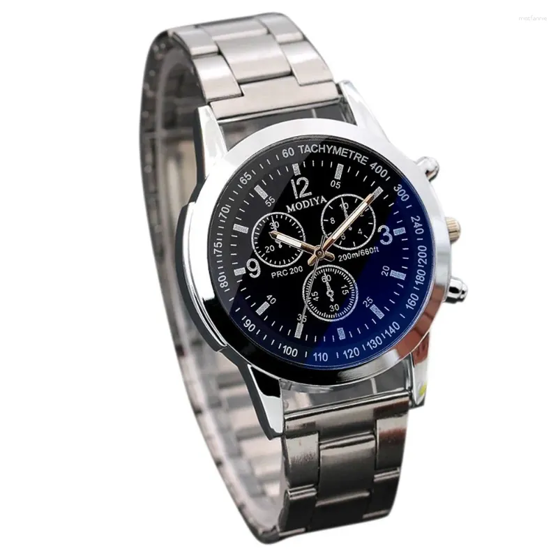 Montres-bracelets 2023 Belle une exécution de luxe Business sur les hommes en acier inoxydable Band Machines Sport Quartz Montre Mode