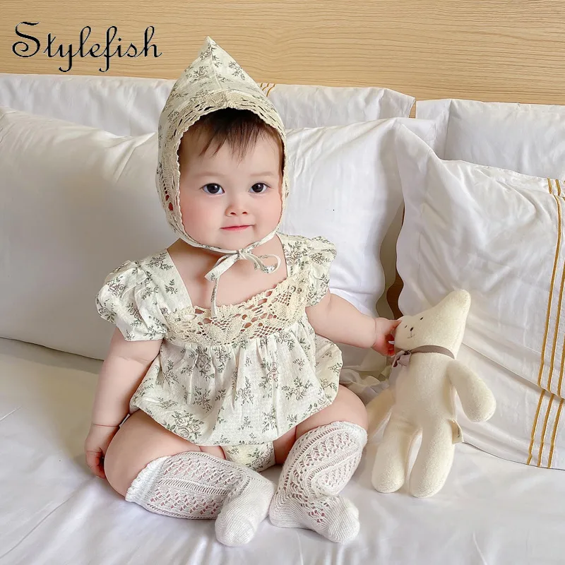 Rompers Babykleding Baby's Barebacked Small Floral Cotton Cotton Short Sleeveved Triangle Deskleding Deskleding voor babymeisjes 230421