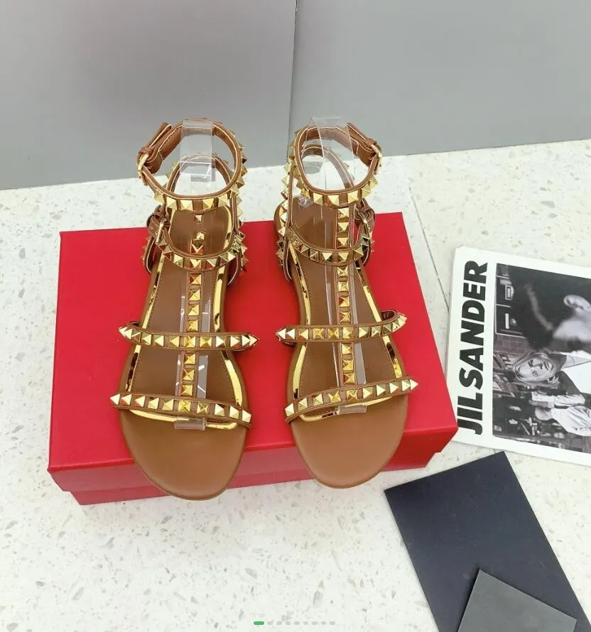 23SS Summer Color Rivetes Spiked Gladiator Sandals Flat Stones Countled Flip Sandal Feminino Sapatos Ajustados Ajustados Cadares