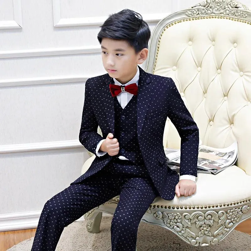 Set di abbigliamento Abbigliamento per bambini 2023 Abito da ragazzo coreano primaverile Performance per l'ospite Uniforme scolastica per bambini in tre pezzi