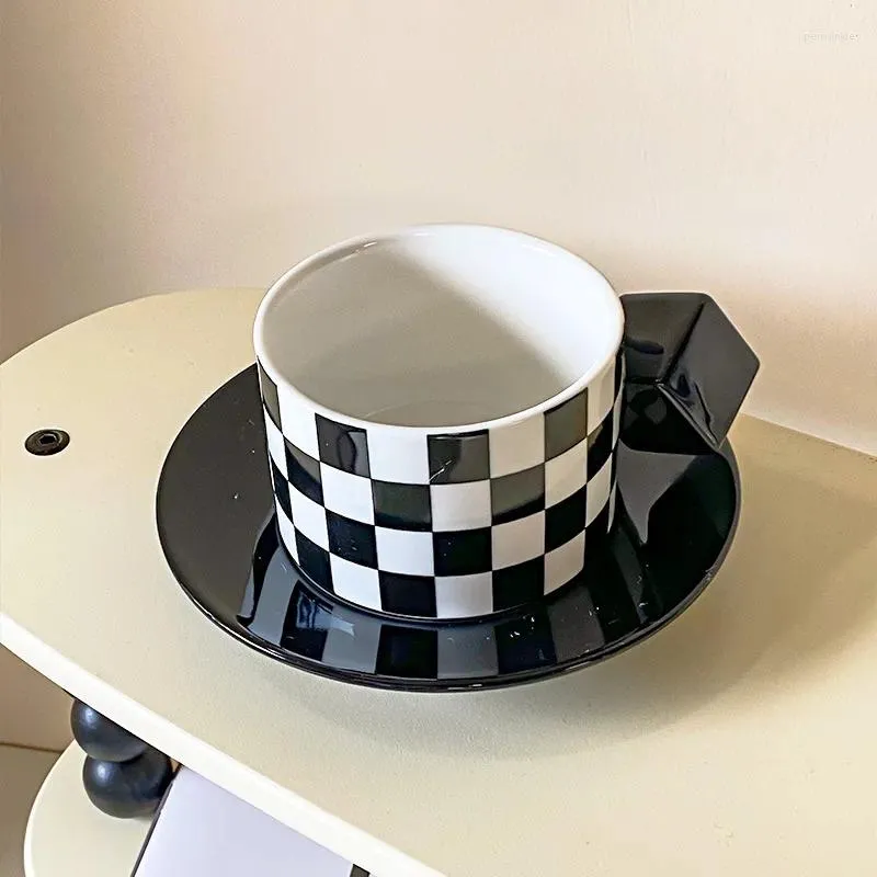 Tazze Set di tazze da caffè americano a scacchiera in bianco e nero con piatto Tazza in ceramica creativa Stile minimalista per bere