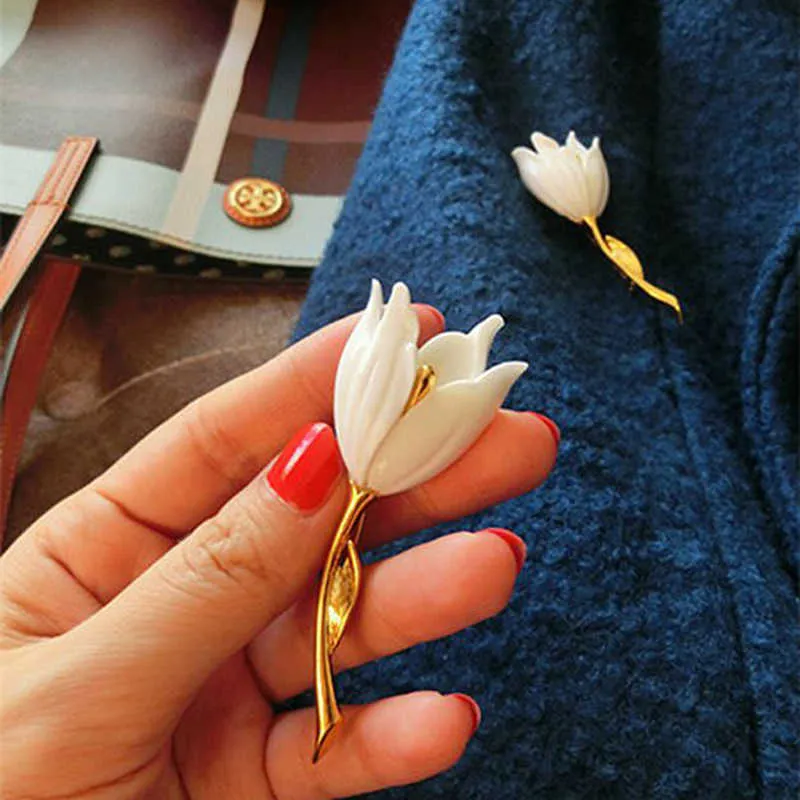 Szpilki broszki mody damski broszka brocze elegancka biała tulipana kwiat strzały lilia broszki kwiatowe damskie biżuterię Dekoracja koszuli Z0421
