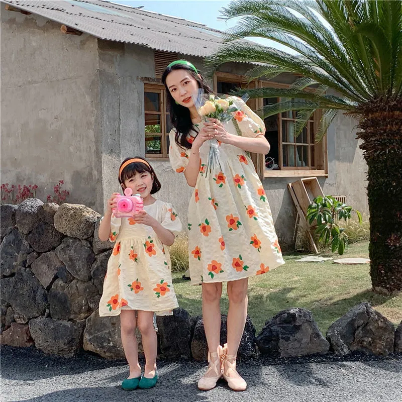 家族をマッチする衣装の母と娘マッチする服の夏の花の印刷されたドレス女性女の子プリンセスドレス家族マッチ服230421