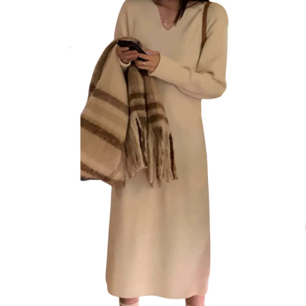 Designer Fashion Top Brand Robe tricotée pour femmes 2023 Nouveau style automne et hiver avec une jupe inférieure de pull mi-longue élégante et ajustée