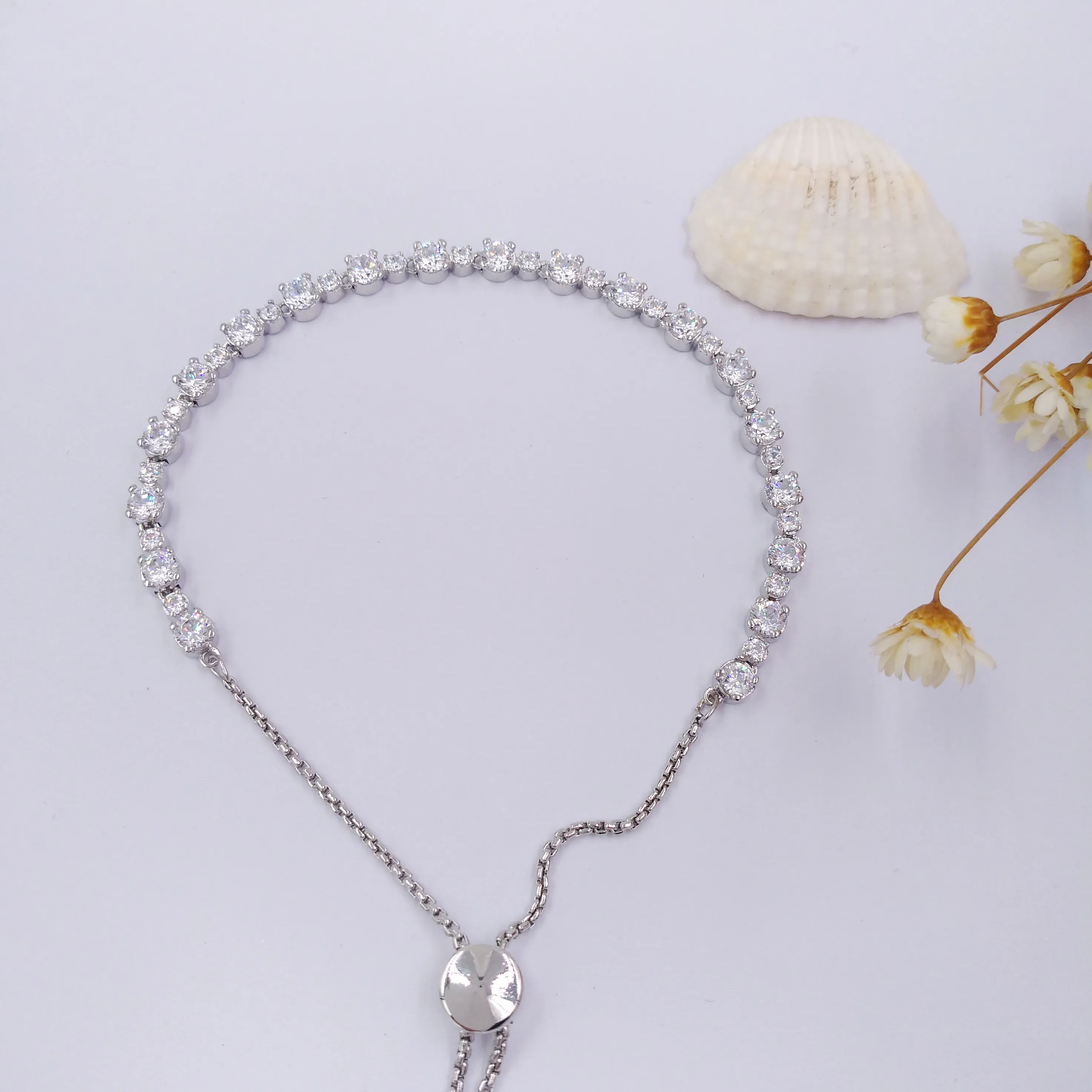 Chain bracelet, diamond bracelet, adjustable size gift, exquisite fashion women's alloy material