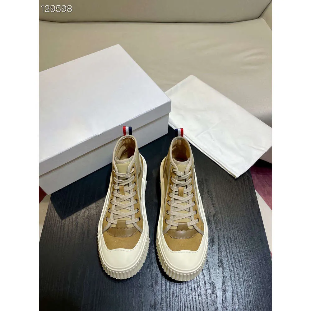 Monskor för män 2023 Ny ankomst koreansk desigan sneaker khaki solid andas utomhus soprt harajuku skor sneakers