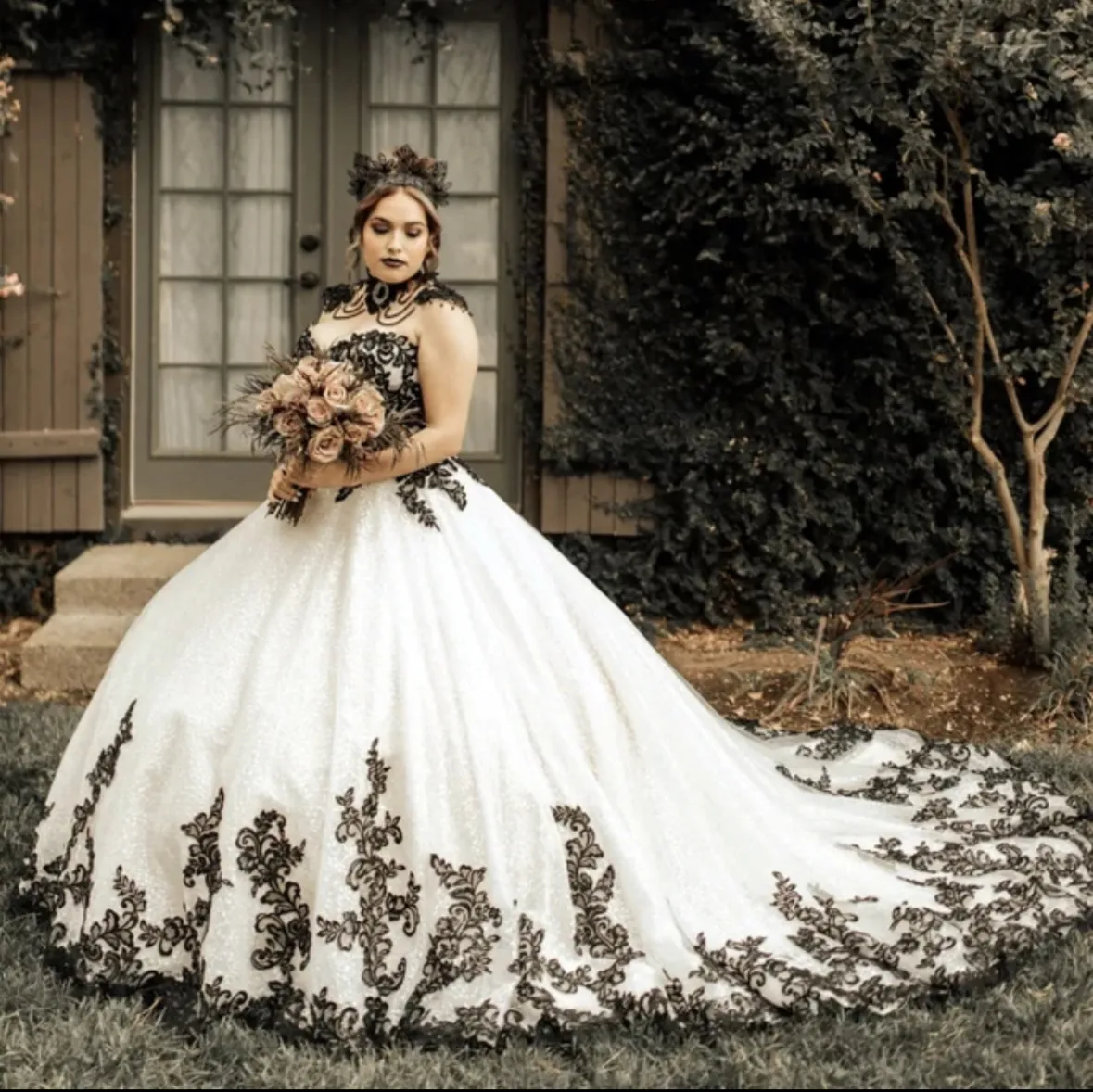 Plus la taille robe de mariée noire et blanche dentelle appliques perles perlées col haut chérie décolleté vintage longues robes de mariée gothiques 2024