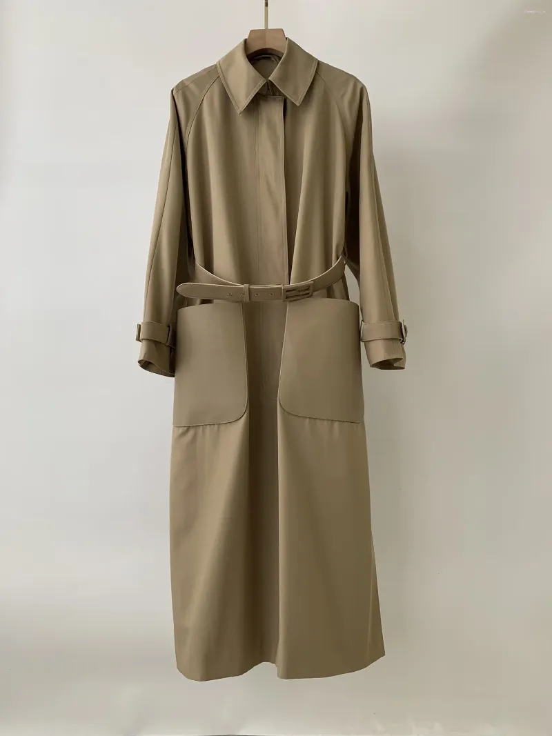 Trench da donna 2023 Autunno/Inverno Pannello vintage Tasca in pelle Colletto con risvolto Vita con cinturaH Cappotto lungo Donna di media lunghezza Giacca a vento