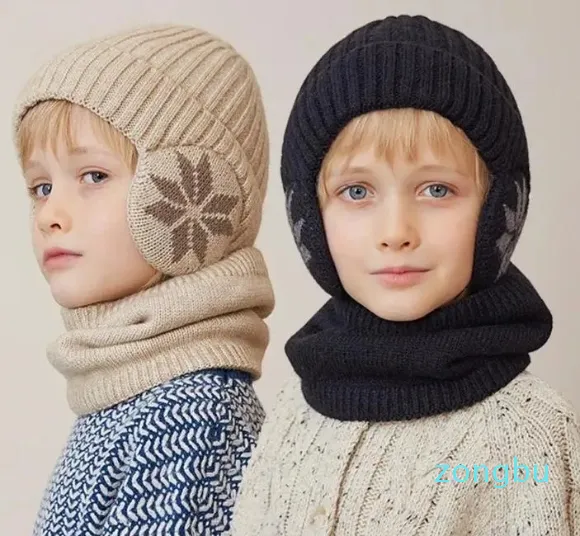ベレー帽の子供たちは、ボーイガールズアウトドアクラシックケープウォームキャップスカーフスーツのためのイヤフラップファッションビーニーハットで毛皮の裏地付き冬の編み帽子を追加します