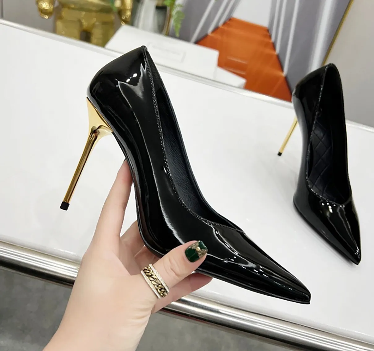 Zwarte formele schoen ontwerper echt leer ondiepe mond metalen slanke hak sexy puntige sandalen veelzijdige hoge hak enkele schoen damesriemdoos